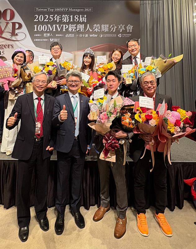 政大EMBA執行長鄭至甫先生（前排左2），蒞臨現場並祝賀獲獎的政大EMBA校友會校友學姊們，期望校友們持續以政大人的格局，為台灣產業創造更多正向改變。