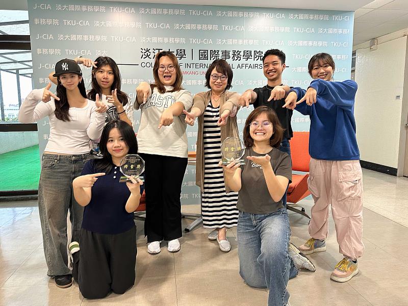 特金獎獲獎團隊後排左起依序為觀光一軸屋葵、馮筑暄、王芷芃、觀光系莊琇惠助理教授、福本陽來、渡部花，前排左為阮哈寶奎、右為阮舒彤。（圖／淡江大學提供）