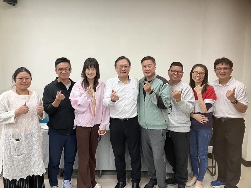 世新資管系校友與特聘教授廖鴻圖重逢，共話系友情誼。（世新大學提供）