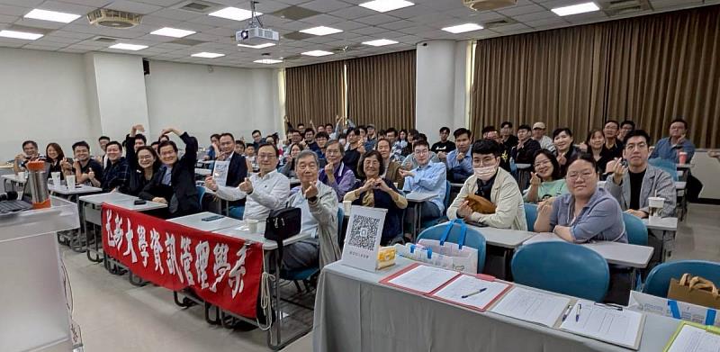 世新資管系系友回娘家活動，跨世代資管人共創創新與情誼的新篇章。（世新大學提供）