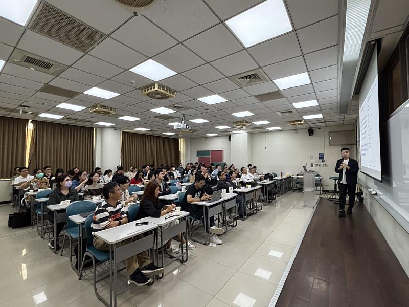 AI專家與世新資管系校友深入交流Vibe Coding，激盪跨世代智慧火花。（世新大學提供）