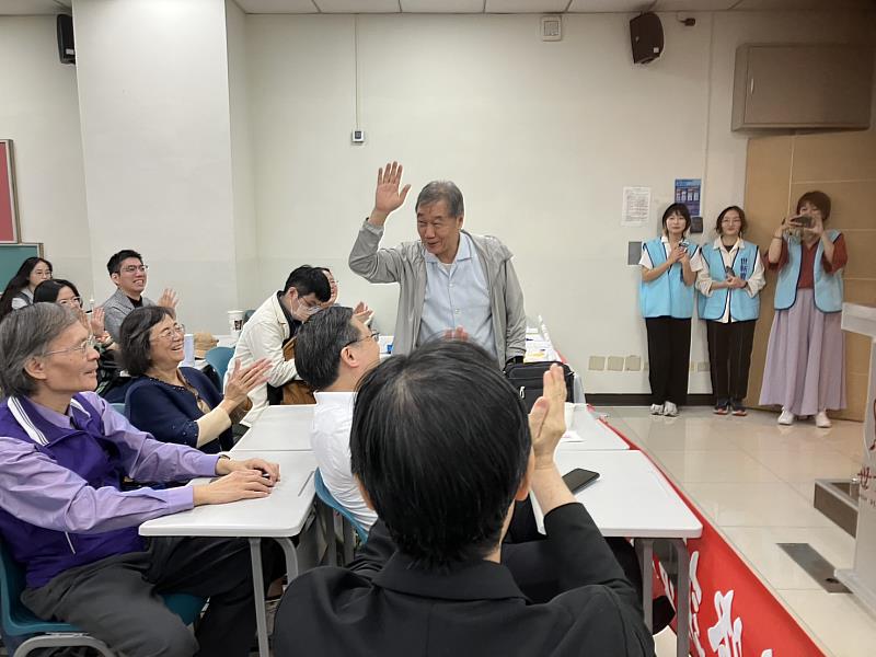 世新資管系退休教師張緯良教授回娘家，與校友師生熱情相聚。（世新大學提供）