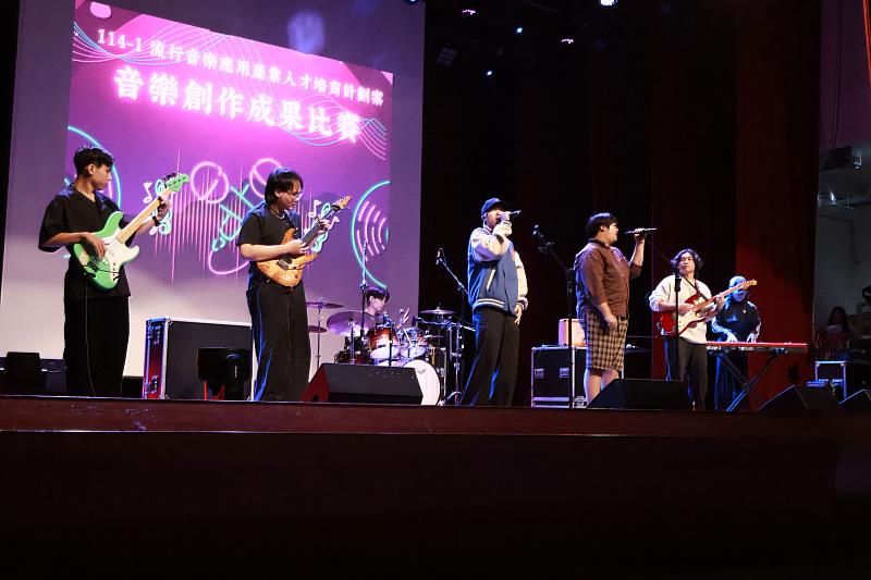 「濟南合唱團」以復古Disco Funk風格榮獲第2名。（世新大學提供）