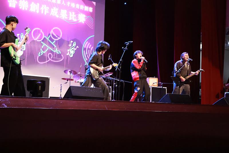 冠軍團隊「老大不小」爆發力十足的演出震撼全場。（世新大學提供）