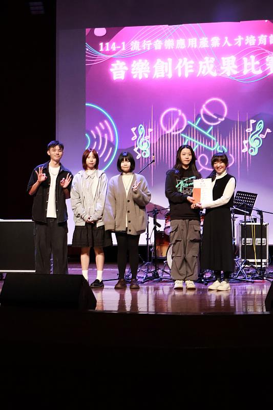 「一片空白」以抒情作品《大海》奪第3名，世新廣電系老師林佳儀（右1）頒獎致意。（世新大學提供）