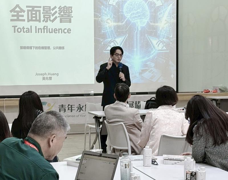 黃兆璽指出，從傳統媒體時代擔任記者，到演算法時代從事公關與危機處理工作，體會策略傳播的影響力早已不只是行銷一個面向。