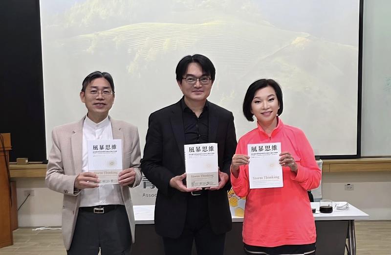《風暴思維》黃兆璽（中）以危機管理、全面影響為題進行演講，周學鏵理事長（左）、台中校友會長邱于珊（右）肯定「善意框架」是化解傳播危機的重要關鍵。