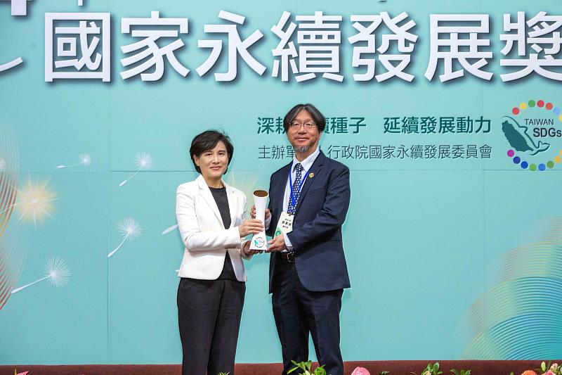 頒獎典禮於昨（8）日在臺大醫院國際會議中心盛大舉行，東海副校長張嘉修代表領獎，從行政院副院長鄭麗君手中接下獎盃。