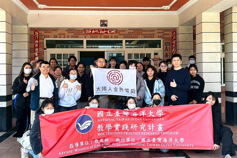 海大師生與業師們在真善美基金會合影。