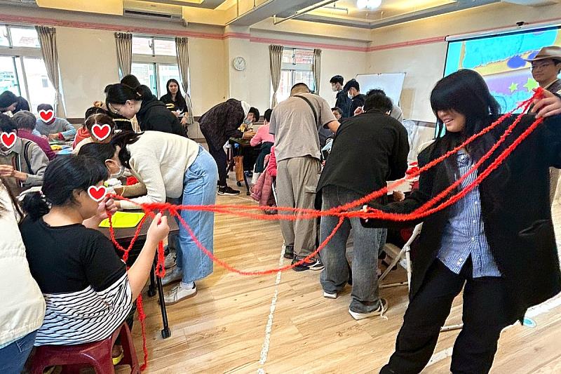 海大學生與憨兒共同編織聖誕節裝飾。