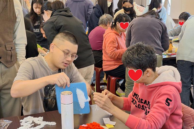 海大學生專心投入公益活動。