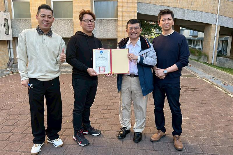 曾聖文老師（右2）致贈感謝狀感謝瑞梅國小黃昶皓主任的支持。