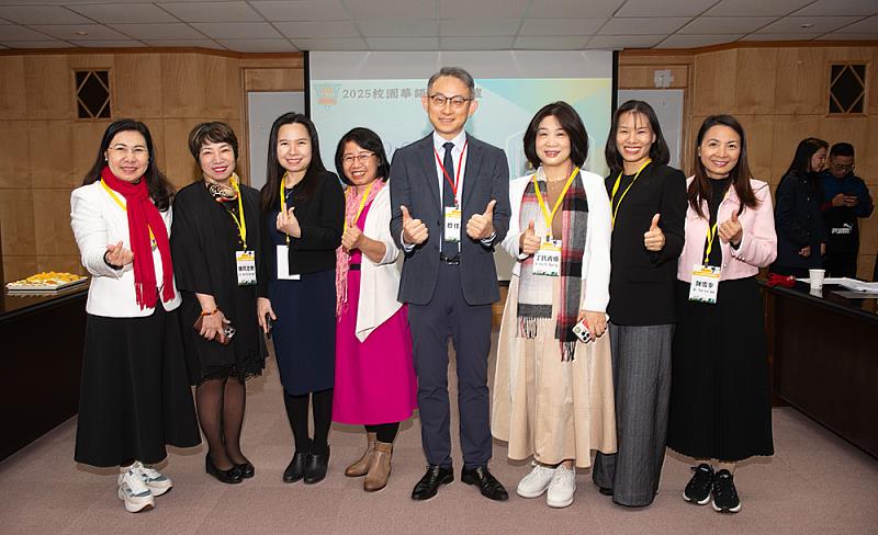 文化大學蔡佳麟國際長（右4）與出席論壇的越南各校代表合影，展現雙方深化華語教育與國際合作的成果。