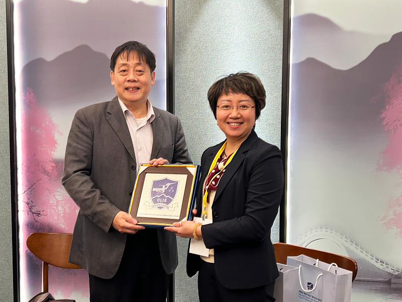 文化大學王子奇校長（左）與越南國家大學外國語大學何黎金英副校長（右）合影，象徵台越教育合作再深化。