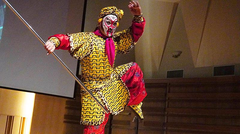 音樂系與國劇系劉稀榮老師跨界示範，結合AI科技與精準演出，舞台張力十足。