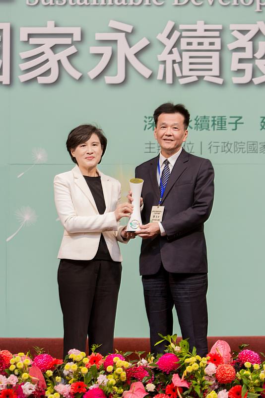 花蓮慈濟醫院近年積極推動永續治理成效亮眼,獲行政院副院長鄭麗君(左)頒授「國家永續發展獎」的殊榮,由永續長陳星助副院長代表接受表揚。