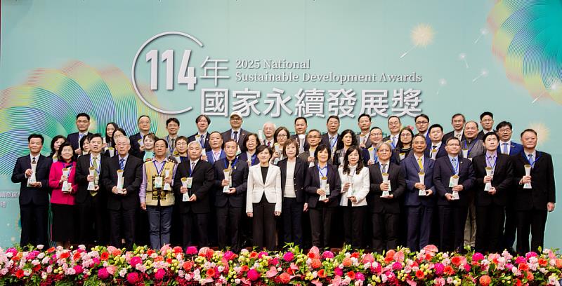 花蓮慈濟醫院永續長陳星助（前排左1）與行政院副院長鄭麗君（前排左8）及所有獲獎機構代表合影。