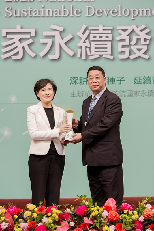 葡萄王生技榮獲114年國家永續發展獎，由行政院副院長鄭麗君（左）頒獎，葡萄王龍潭分公司總經理陳勁初（右）代表領獎。