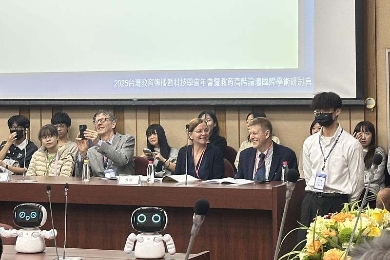 南大以凱比機器人開場展現智慧教育能量,為研討會揭開科技互動亮點。