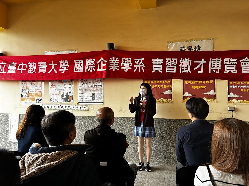 國企系鄭尹惠主任致詞。