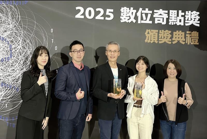 HAPPY GO旗下市調顧問品牌GO SURVEY榮獲DSA數位奇點獎雙金肯定,引領品牌開創市調新革命。(中間為HAPPY GO鼎鼎聯合行銷總經理李明城,右1為HAPPY GO鼎鼎聯合行銷智慧媒體部副總經理李淑君)