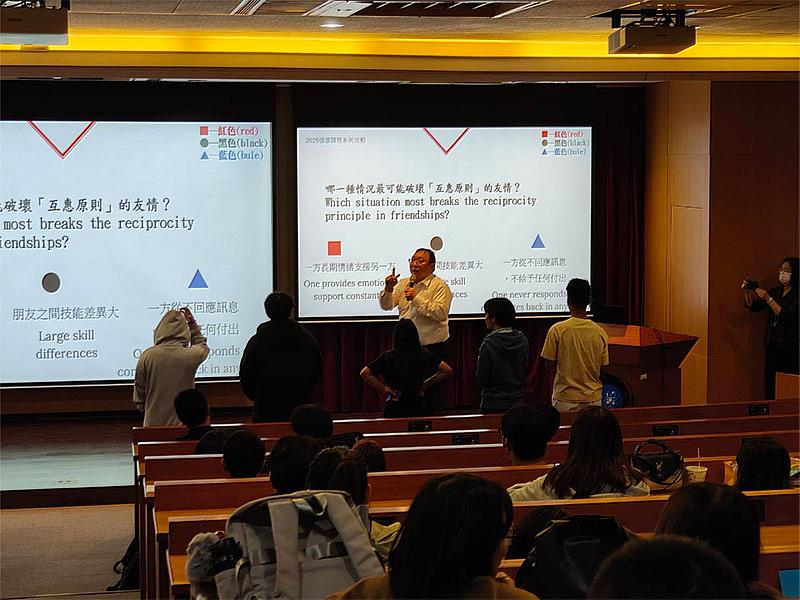 「2025元培校園心理情感教育知識王大賽」由吳志鴻老師策劃並擔任主持人。今年題目以中英雙語呈現，吸引外籍生踴躍參與。