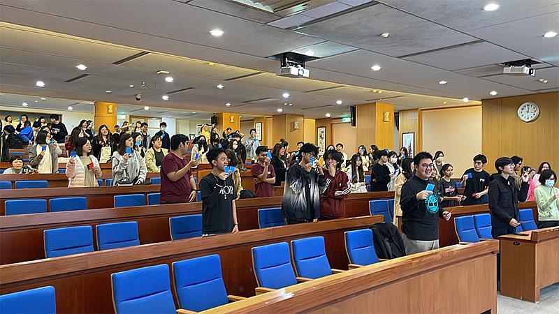 「2025元培校園心理情感教育知識王大賽」吸引超過百名本地與外籍學生參與，現場氣氛熱烈。