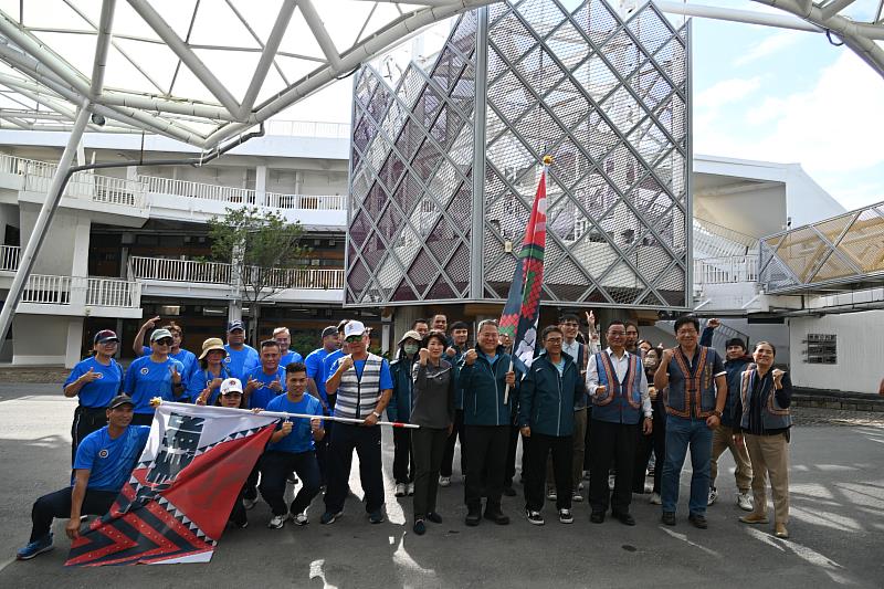 首屆世界原住民族傳統運動會臺東縣隊伍出征屏東 縣長饒慶鈴授旗期勉選手「出力」