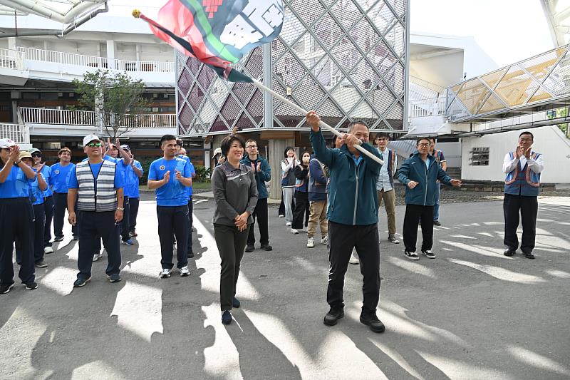首屆世界原住民族傳統運動會臺東縣隊伍出征屏東 縣長饒慶鈴授旗期勉選手「出力」