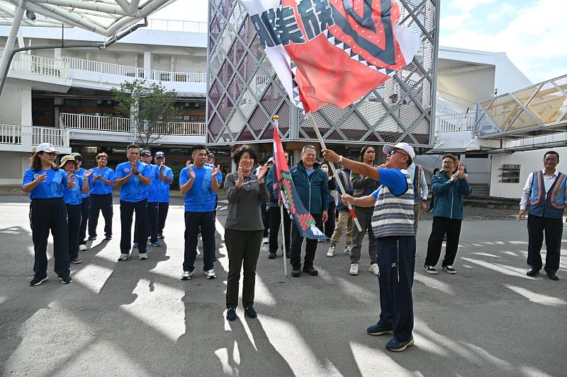 首屆世界原住民族傳統運動會臺東縣隊伍出征屏東 縣長饒慶鈴授旗期勉選手「出力」