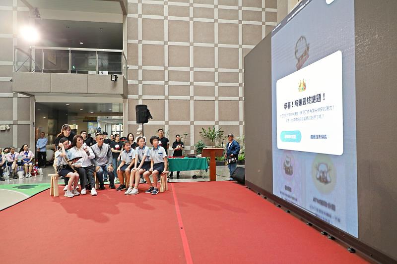 黃敏惠市長與學生共同體驗防詐數位遊戲。