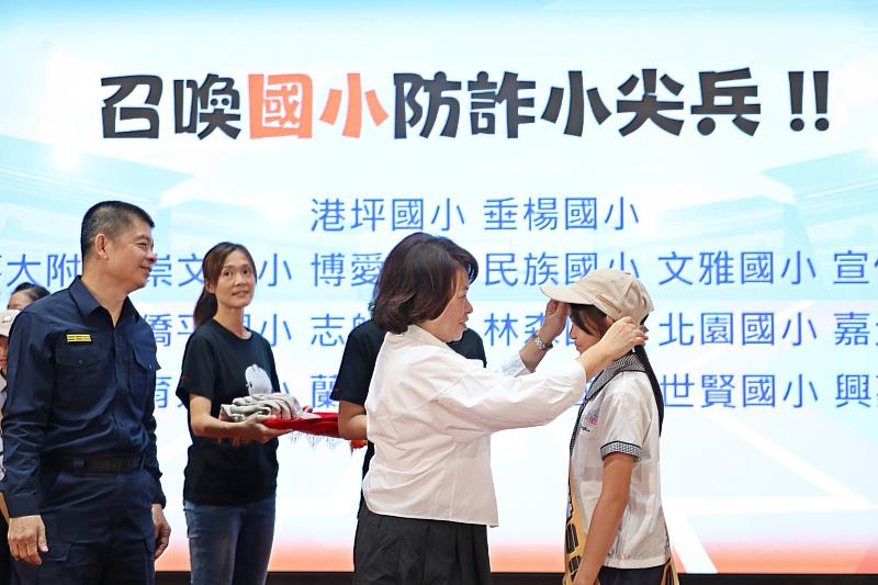 黃敏惠市長與校園防詐小尖兵。