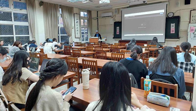 認真聽講的同學