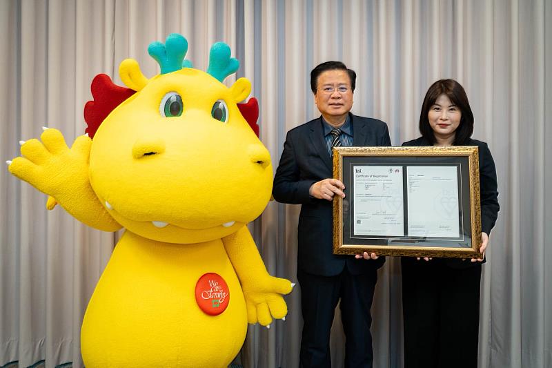 台灣人壽榮獲「ISO10002客訴品質管理」認證,英國標準協會頒發證書予台灣人壽董事長許舒博(中),肯定申訴機制優化成果。/台灣人壽提供