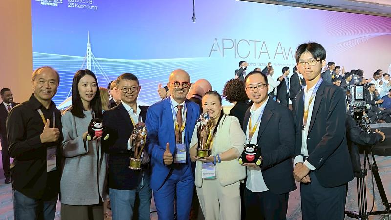 滙嘉健康獲獎後,團隊與本屆APICTA國際聯盟主席Fulvio Inserra(中)合影。