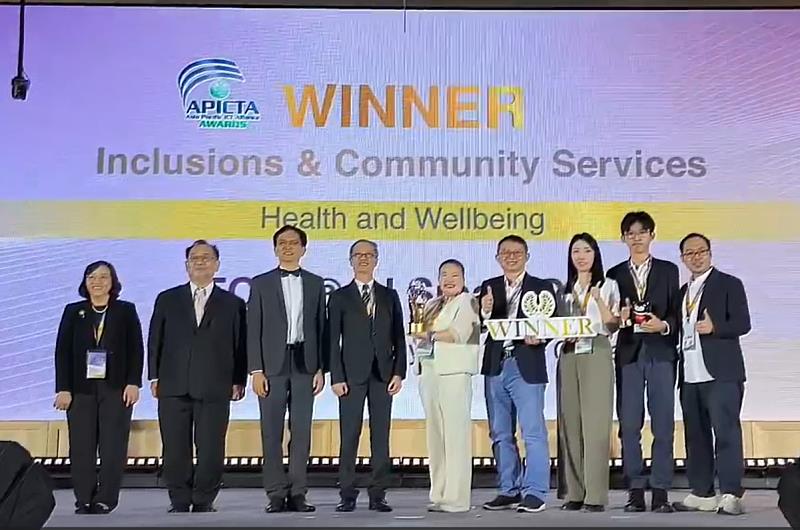 滙嘉健康榮獲Health & Wellbeing健康福祉類別金牌,由數產署林俊秀署長手中受領獎座,為國爭光。