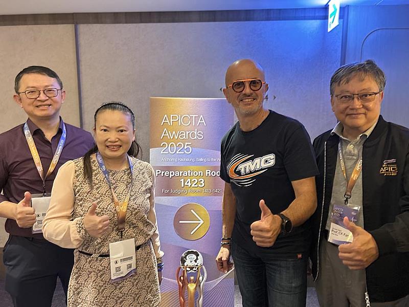 本屆APICTA國際聯盟主席Fulvio Inserra(右2)與副主席台灣范錚強教授(右1)連袂於賽後與滙嘉健康董事長楊淑貞(左2)、總經理姜昱有(左1)進行深度會談未來合作機會。