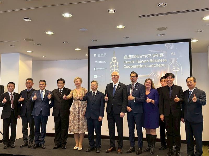 龔部長出席台捷商務合作交流午宴。