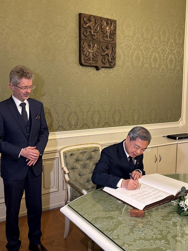 龔明鑫部長前往參議院拜會韋德齊（Miloš Vystrčil）、參議院首席副議長伊日．德拉霍斯（Jiří Drahoš）。