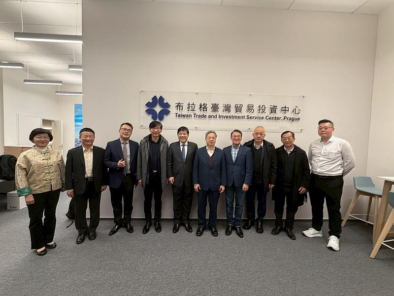 龔明鑫部長視察布拉格台灣貿易中心。