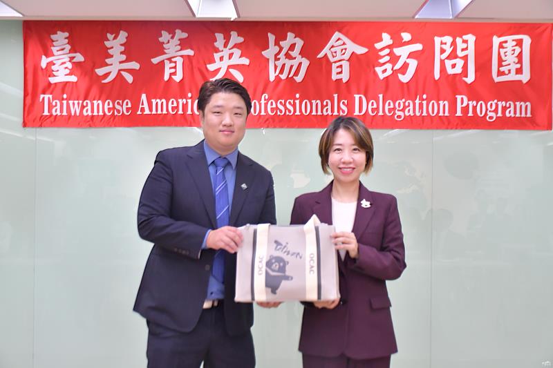 李姸慧致贈紀念品予臺美菁英協會回國訪問團團長韓迺珣。