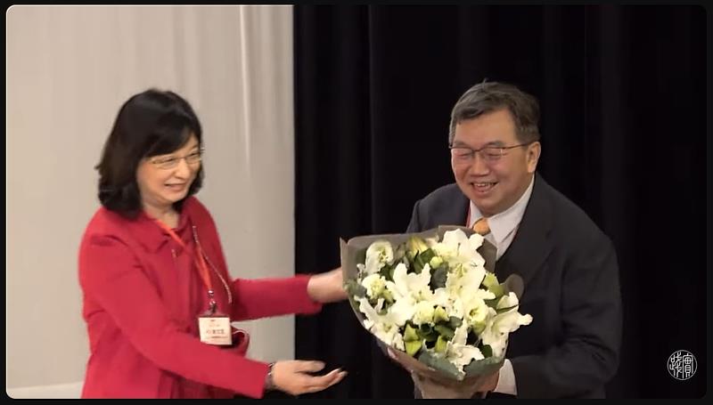 實踐大學家兒系謝文宜教授（左）獻花祝賀王浩威副教授（右）。