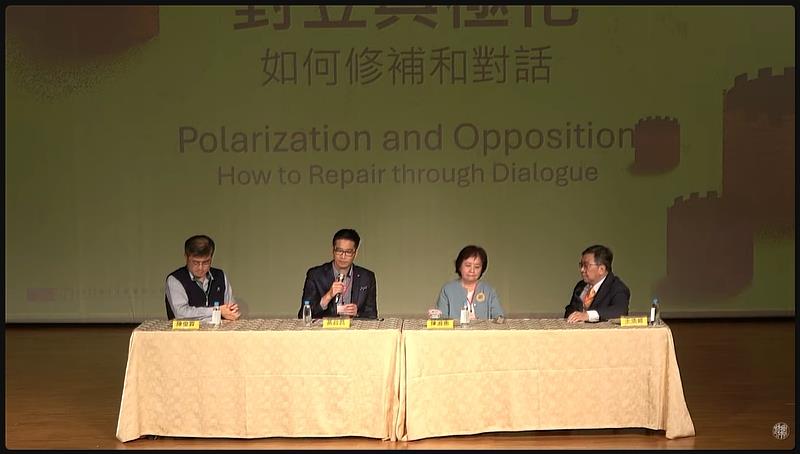 大會論壇探討心理治療發展，左起陳俊霖主任、黃正昌副教授、陳淑惠特聘教授、王浩威副教授。