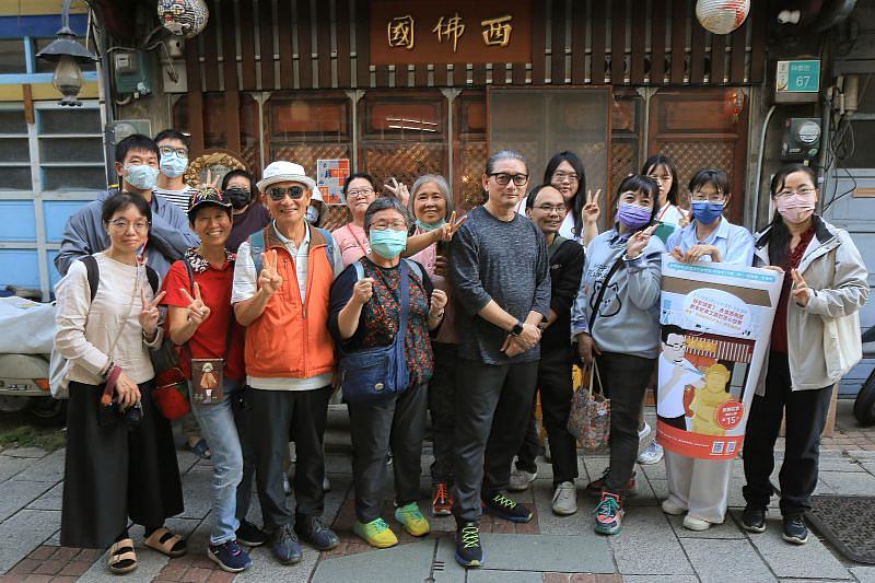 南臺科大辦理「移動講堂3：走進西佛國—百年粧佛工藝的匠心世界」講座，講堂學員與藝師珍貴合影。