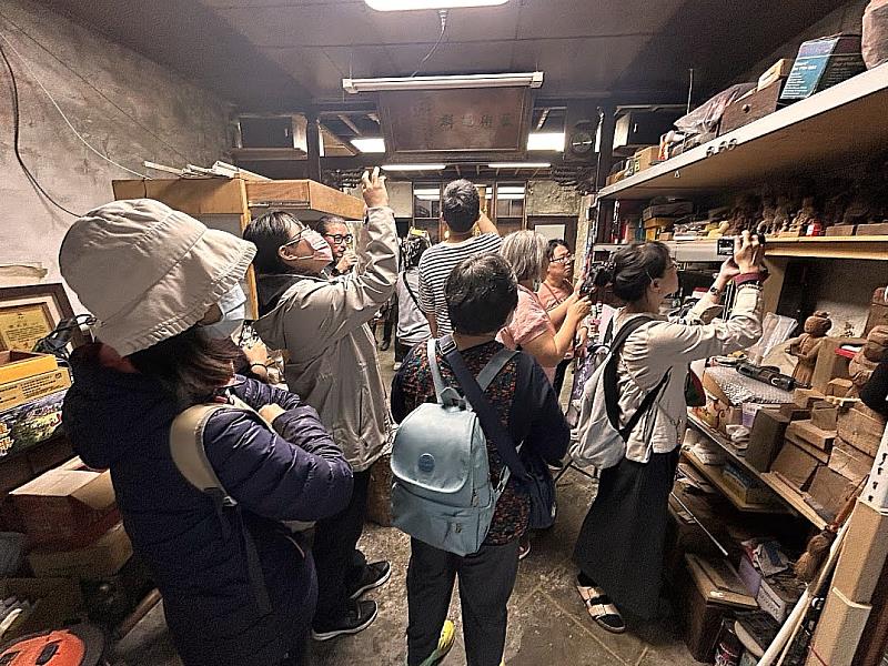 宛如小型博物館的西佛國工作室讓學員們大開眼界，紛紛舉起相機，將這些百年粧佛工藝的珍貴寶藏盡收鏡頭。