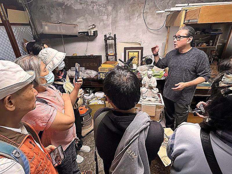 走訪西佛國工作室，藝師透過眼前泥塑半成品神像，具體呼應先前講述的粧佛工藝知識，學員們專心觀摩。