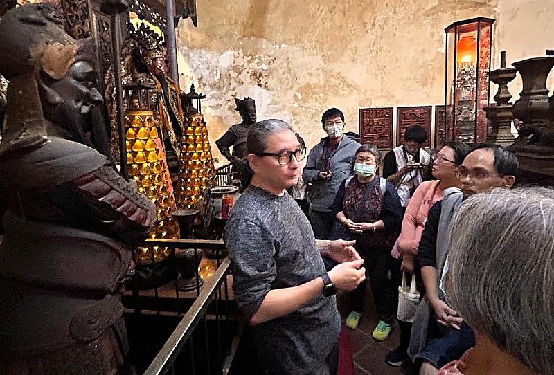 蔡友誠藝師在金華府講解西佛國四代創作的關帝爺、李府千歲、馬府千歲、關平太子與周倉將軍神像作品，展現家族百年來的粧佛工藝。