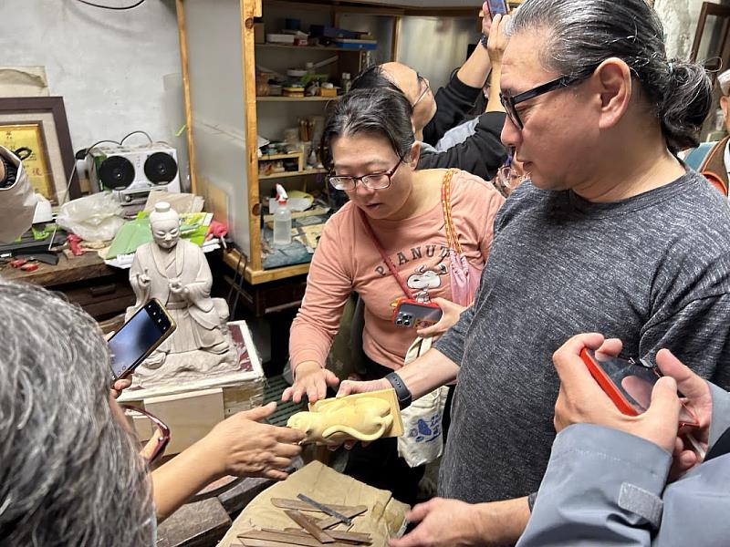 藝師蔡友誠以泥塑虎爺半成品為例，向學員示範神像需經過陰乾、褙棉紙、上土底等連續步驟，並解說這一重要工序的模樣與質感。