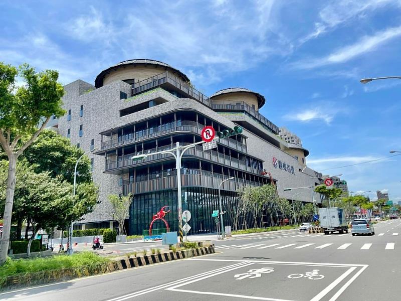 遠百生活圈是竹北二期最成熟的商業核心,生活機能較高鐵特區成熟,距離高鐵車程僅約10分鐘,南北向國道入口更在1分鐘內,交通便利性與生活機能兼具,成為高資產族群高度關注的區段。