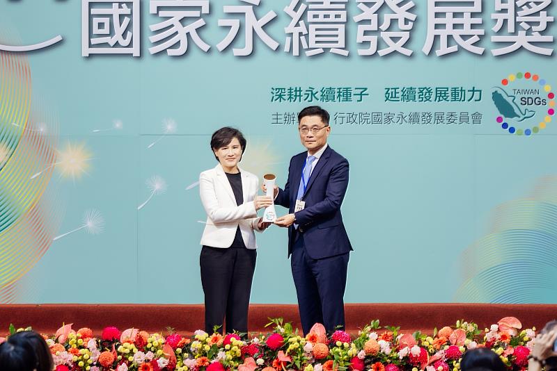 沈孟儒校長代表領獎，由行政院鄭麗君副院長頒獎。